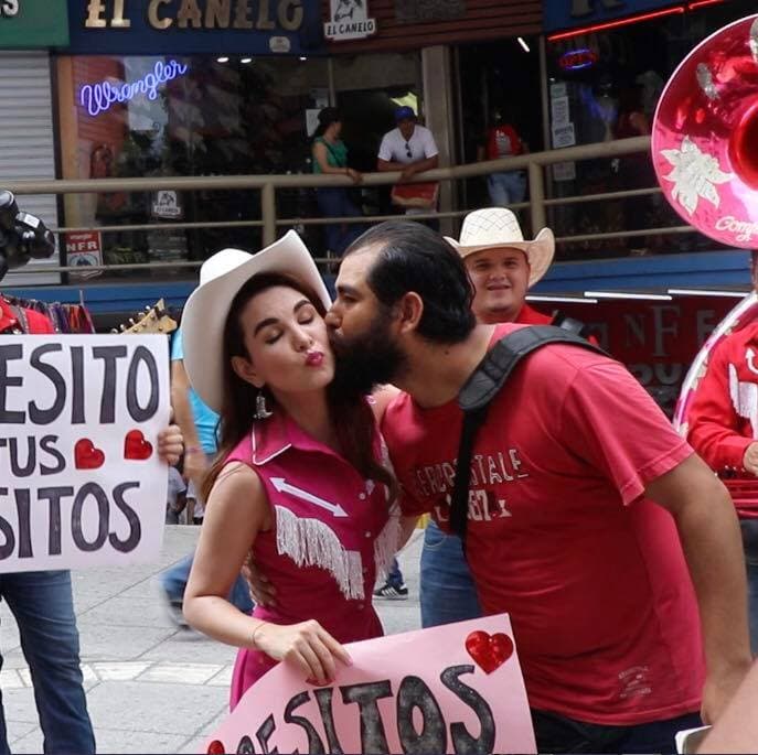 Ya que ella estaba repartiendo besos, hubo quienes se contagiaron y también le ofrecieron un 'picorete'.