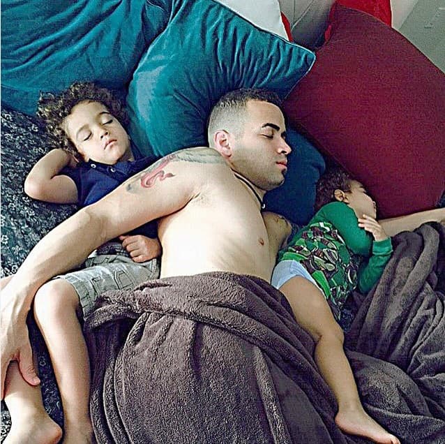 Este par de pequeñitos saben que pueden confiar en él.