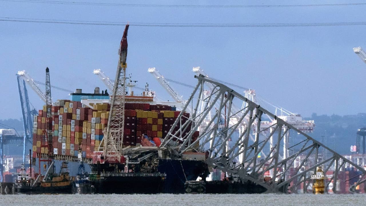 El carguero Dali sale de Baltimore, meses después del colapso del puente que dejó seis latinos muertos