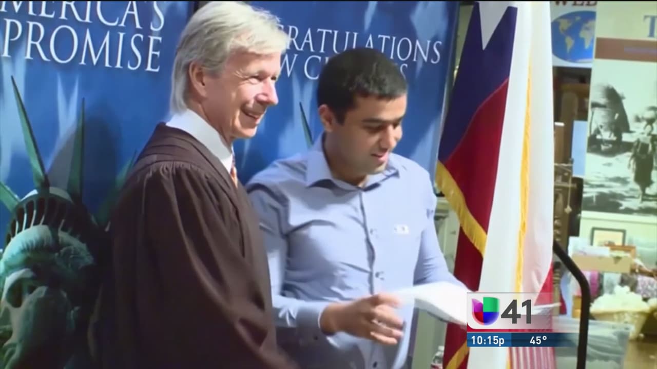 El juez federal John Primomo es hijo de inmigrantes de Italia y Alemania, ha juramentado a más de 93,000 inmigrantes desde 1989.