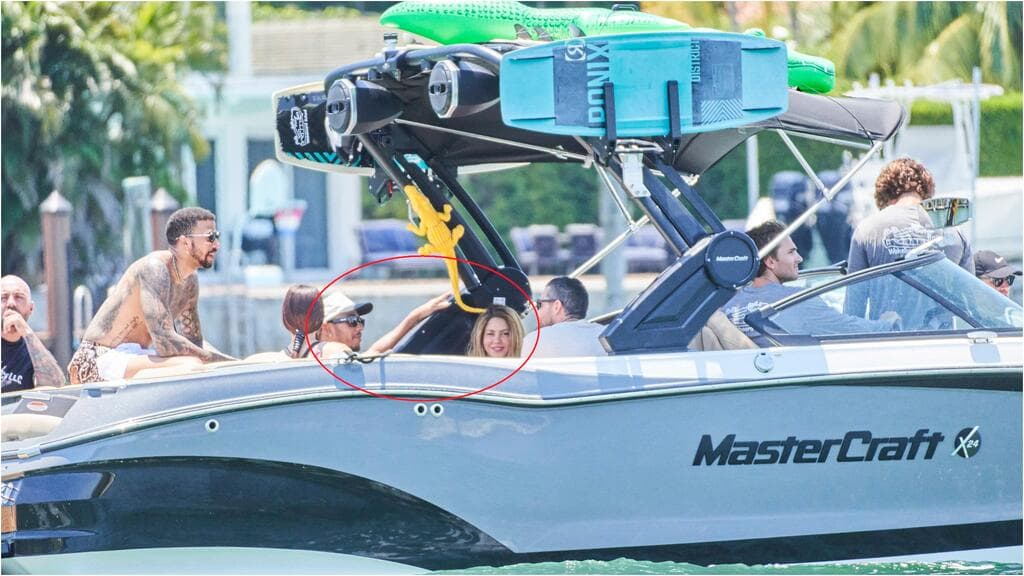 Shakira y Lewis Hamilton paseando en un yate.