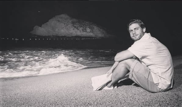 Estudiando el libreto y disfrutando de la brisa del mar.