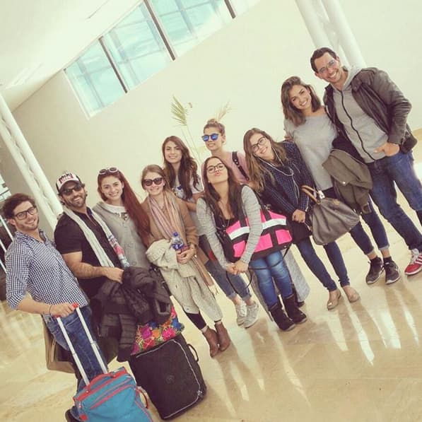 El elenco juvenil de Un camino hacia el destino viajó a la playa para grabar las escenas del viaje de graduación de las colegialas.