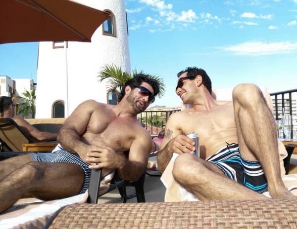 ¿A quién no le gustaría estar tomando el sol con este par de guapos?