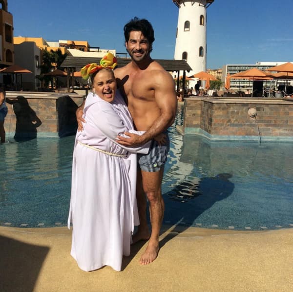 ¡Vaya que Sheyla aprovechó muy bien su tiempo! ¿Qué tal esta foto con el galanazo de Arturo Carmona?