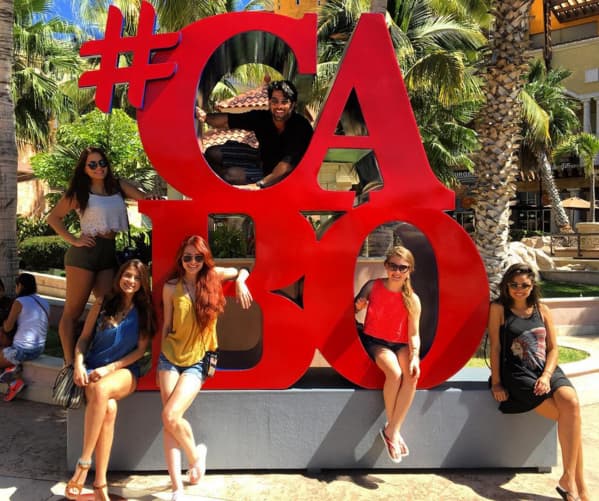 ¿Cuál de las chicas se ve más guapa sin el uniforme del colegio?