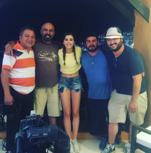 Pau se tomó foto con el equipo de producción, les tiene un gran cariño.