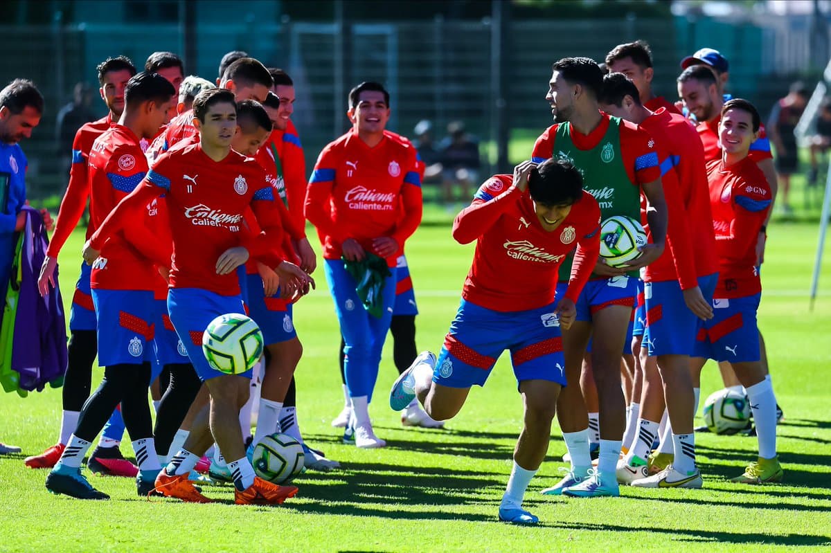 José Juan Macías reaparece en entrenamiento con Chivas