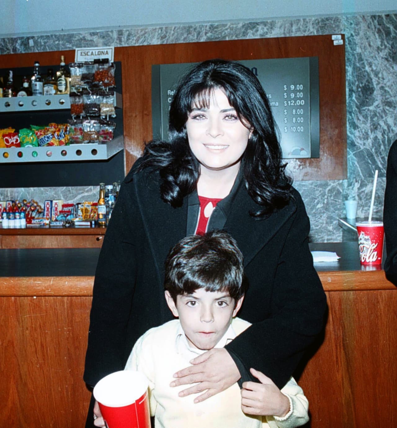 Además de Aislinn y Aitana, el actor 
<b><a href="https://www.univision.com/famosos/esta-es-la-marca-de-fabrica-en-el-cuerpo-de-los-derbez-que-los-delata-donde-quiera-que-vayan-fotos" target="_blank">es padre de otros dos hijos</a></b>: Vadhir, a quien tuvo con la cantante Silvana Prince, y José Eduardo (en la foto), a quien procreó con la actriz Victoria Ruffo.