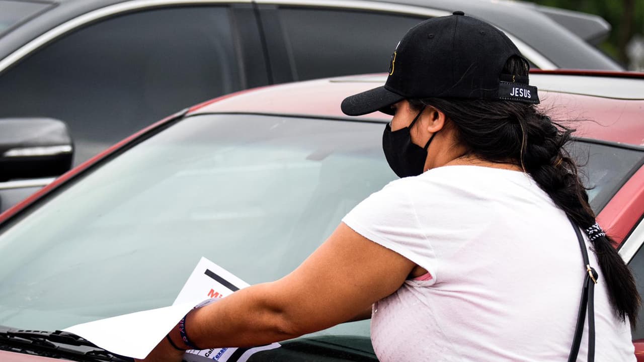 Familiares y amigos se han reunido todos los días para buscar en la zona que fue vista por última vez la madre de tres.