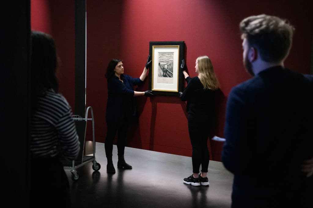 Existen cuatro versiones de 'El Grito' de Munch. Todas ellas muestran una figura andrógina en primer plano, que simboliza a un hombre moderno en un momento de 
<b>profunda angustia y desesperación</b>. El paisaje del fondo es Oslo visto desde la colina de Ekeberg.