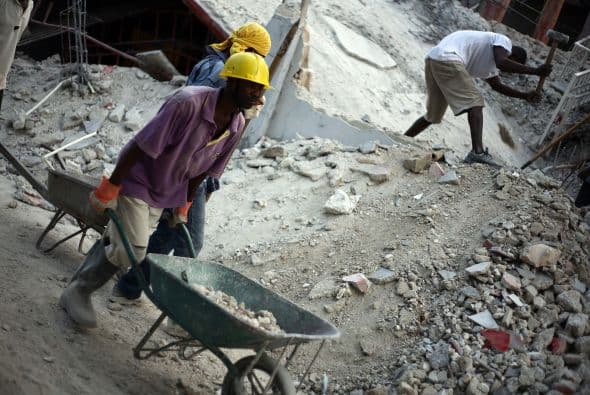 El edificio que buscaban no era reconocible. Los muros de la mansión construida hace 90 años se habían derrumbado, sus portones se habían hecho añicos. Era el Palacio Nacional de Haití, convertido en ruinas.