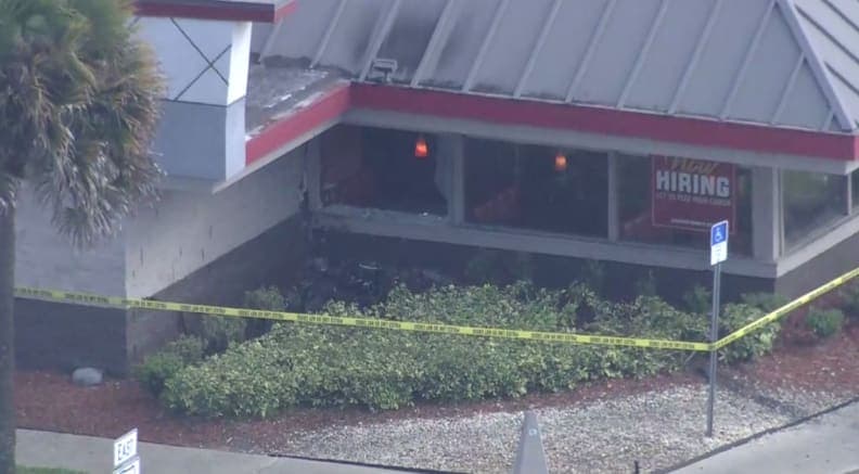 Muere motociclista tras estrellarse contra ventana de un restaurante en Winter Park