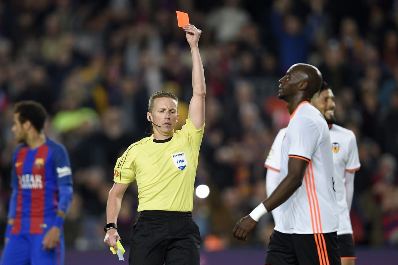 Eliaquim Mangalá, compañero de Garay en Valencia, vive una situación diferente. También valorado en 15 milllones de euros, su contrato con el club 'ché' finaliza en 2017 y con 26 años de edad podría volver a Manchester City. El francés, que brilló con Porto, es un defensa reconocido en Europa y el trabajo de Mendes será darle un lugar que se merezca.