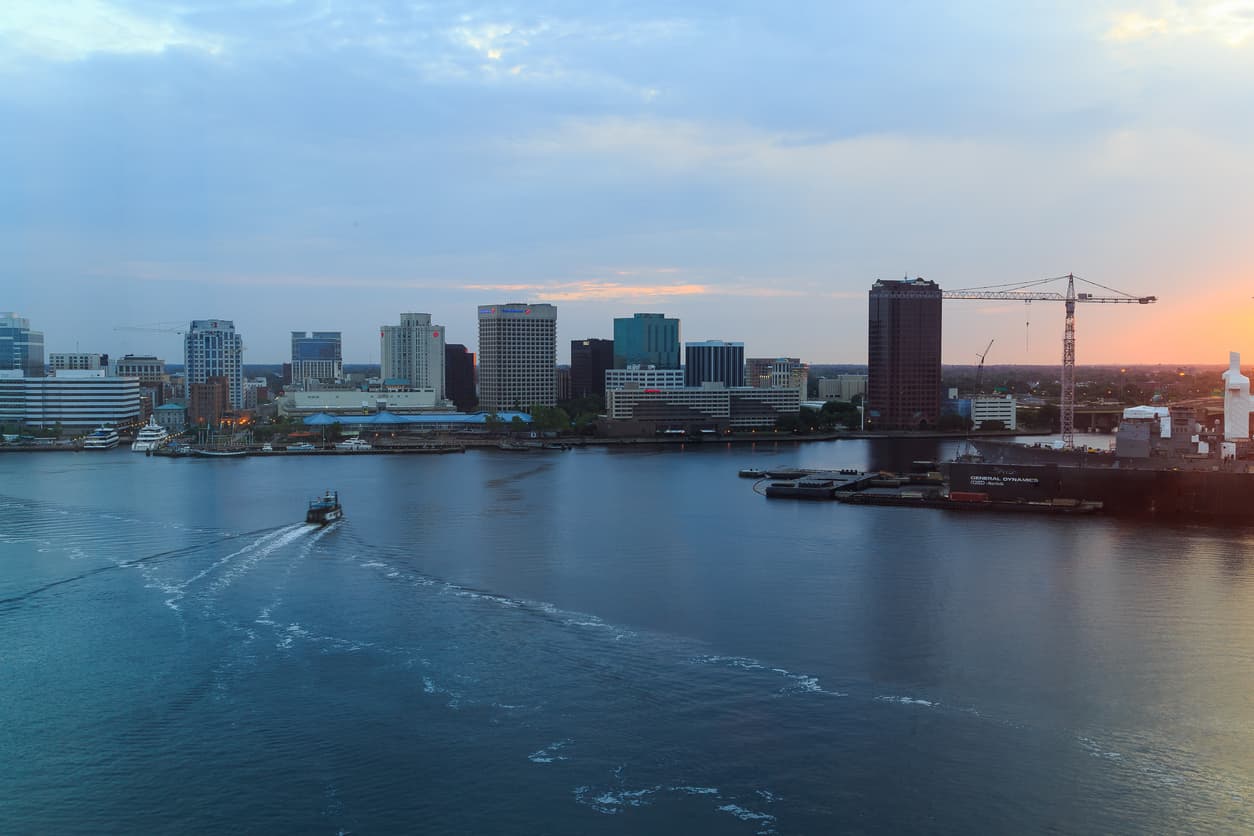 <b>Puesto 6 de las ciudades donde el salario rinde más | Chesapeake, Virginia</b>
<br>
<br>🔘 El ingreso promedio anual de un hogar en esa ciudad es de $81,261.
<br>🔘 Los cheques que recibe un hogar quincenalmente ascienden a $3,125.
<br>🔘 El monto de cubrir las necesidades básicas es de $1,325.
<br>🔘 Por ello, sobran $1,801 de cada cheque.