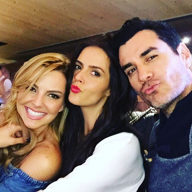 Unos besitos tronados no le caen mal a nadie y menos de David Zepeda y Claudia Álvarez.