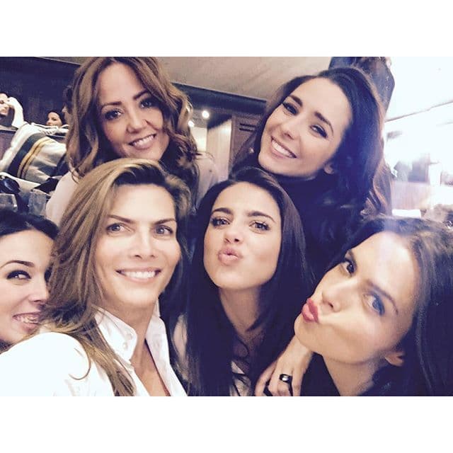 Es por eso que las estrellas de telenovela se fueron de fiesta navideña.