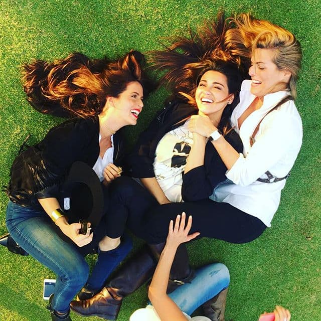 Maite Perroni terminó tacleada por Monserrat Olivier y Claudia Álvarez, pero eso sí muertas de risa.