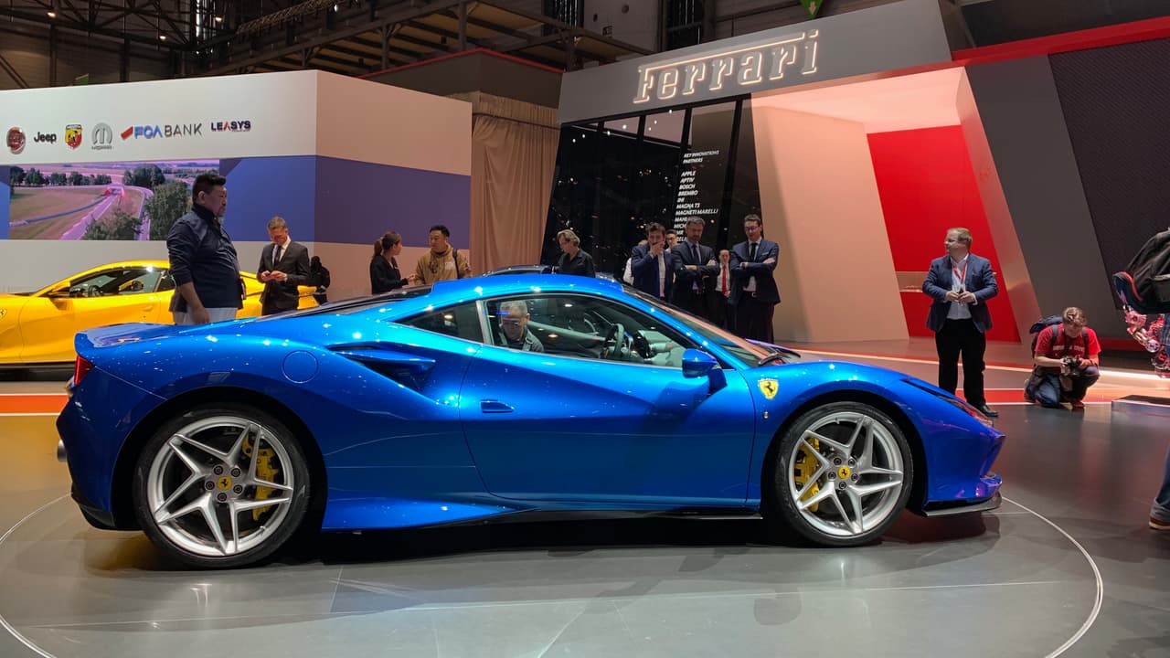 El 
<a href="https://www.univision.com/carros/ginebra-2019-ferrari-f8-tributo-lo-mejor-del-488-pista-en-un-carro-popular-fotos">Ferrari F8 Tributo</a> comenzará a ser fabricado en 2020 y se espera que llegue a Estados Unidos en el primer trimestre de ese año. El más reciente Ferrari con V8 de ubicación central, utiliza el mismo motor dobleturbo de 3.9 litros que debutó en el 488 Pista, produciendo 
<b>711 caballos de fuerza</b>.