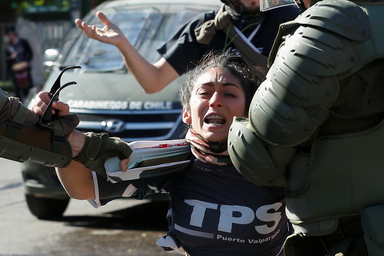 Una manifestante siendo detenida por la policía antidisturbios en la costera ciudad de Valparaíso el 26 de noviembre del 2019.