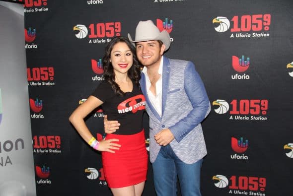 El Dasa no solo deleitó a sus fans con su voz y carisma, también compartió con ellos tomándose fotos antes del concierto. 