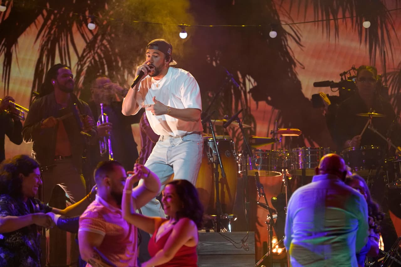 "Esto es muy sencillo porque hice este álbum con amor y pasión y cuando haces las cosas con amor y pasión todo es más fácil", dijo Bad Bunny al recibir el premio por su álbum en un discurso en el que habló en inglés y español. 
<br>