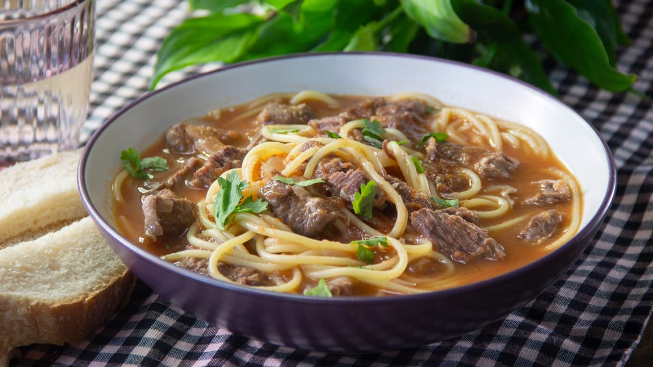 Sopa de espagueti y carne de res ¡a los niños les encanta!