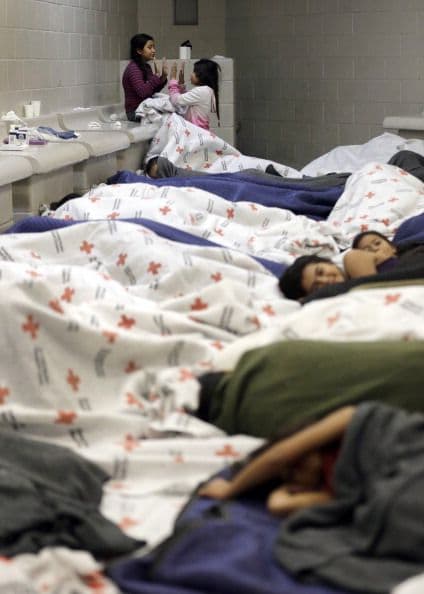 De un año para acá el número de inmigrantes que llegan a EEUU ha rebasado la capacidad de los Centros de Aduanas.