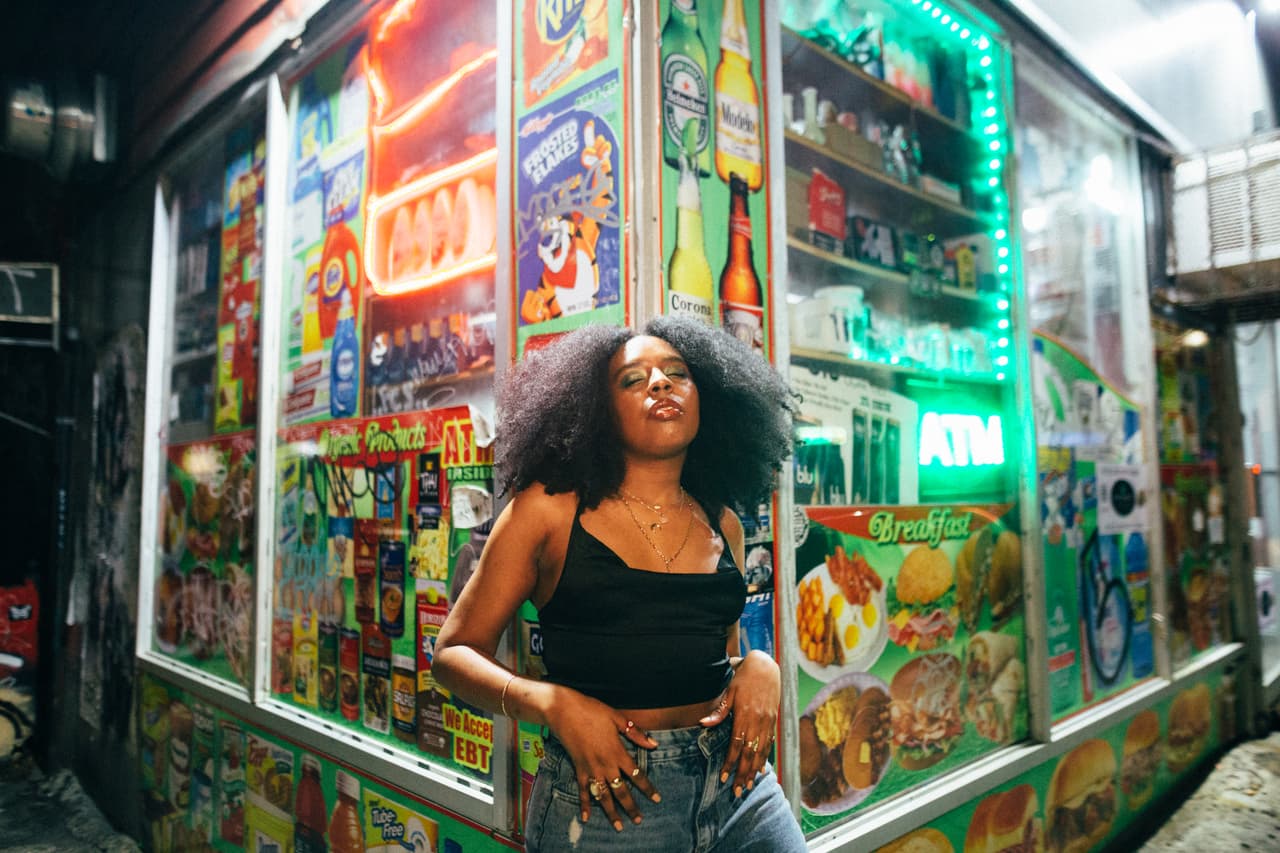 Una afrolatina busca visibilidad para su comunidad a través de la música