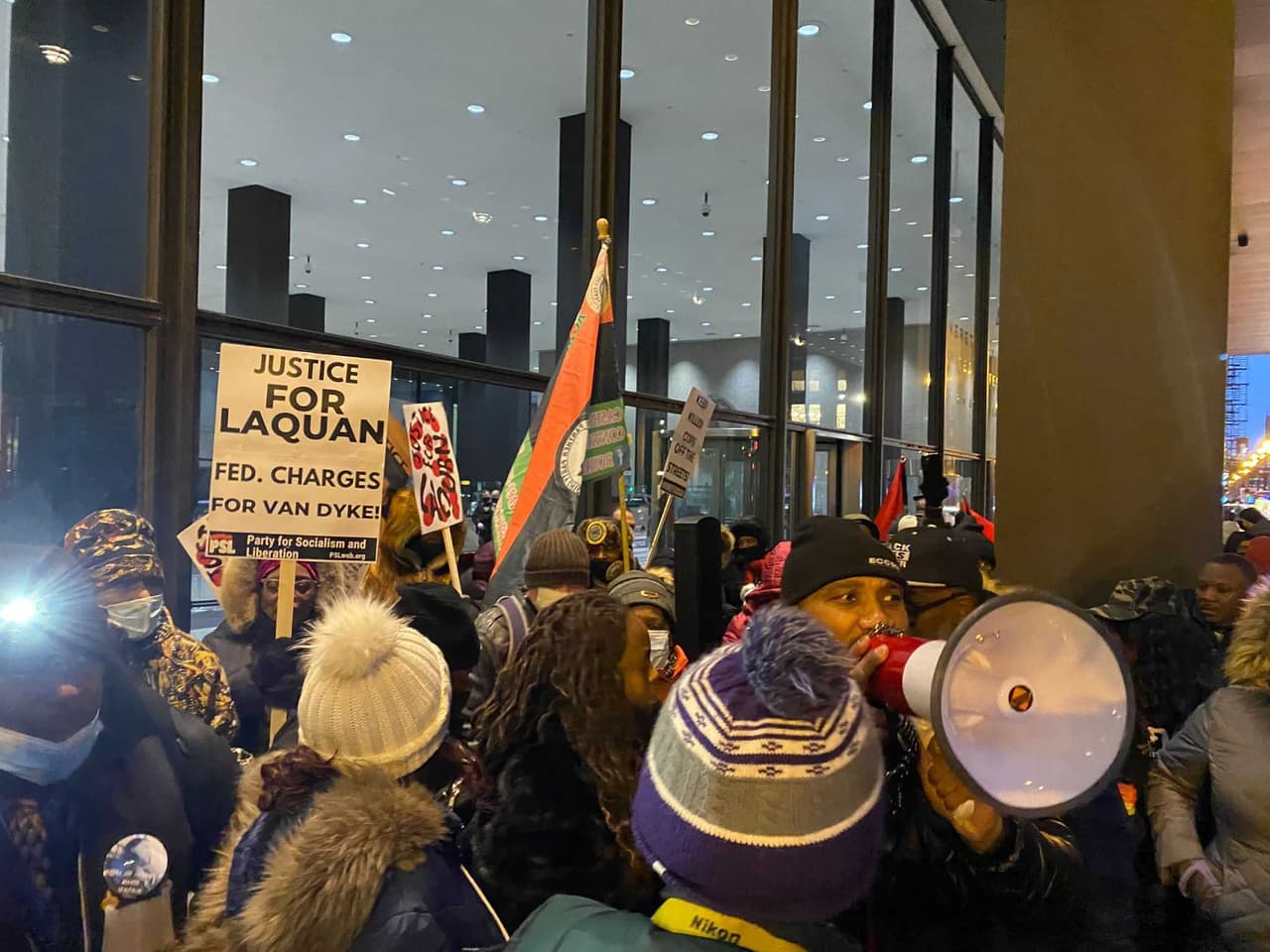 Protestan en Chicago por liberación de expolicía Jason Van Dyke.