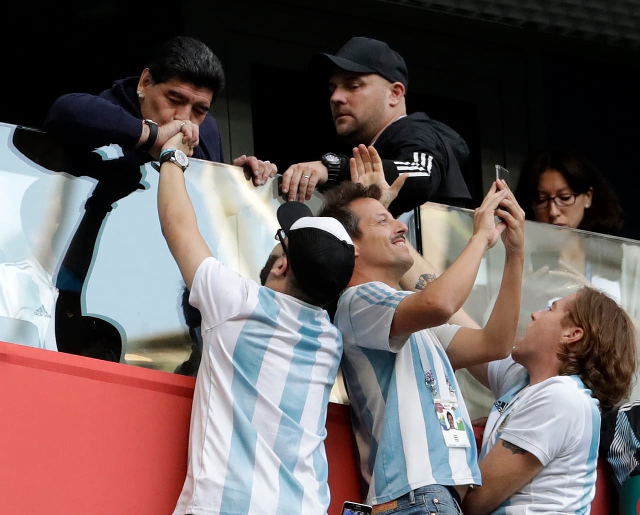 Al final y tras el 2-1 a favor de Argentina, parece que Maradona pudo calmarse, no sabemos si a juicio propio o a que alguien trataba de tranquilizarlo, pero su comportamiento fue cuestionable.