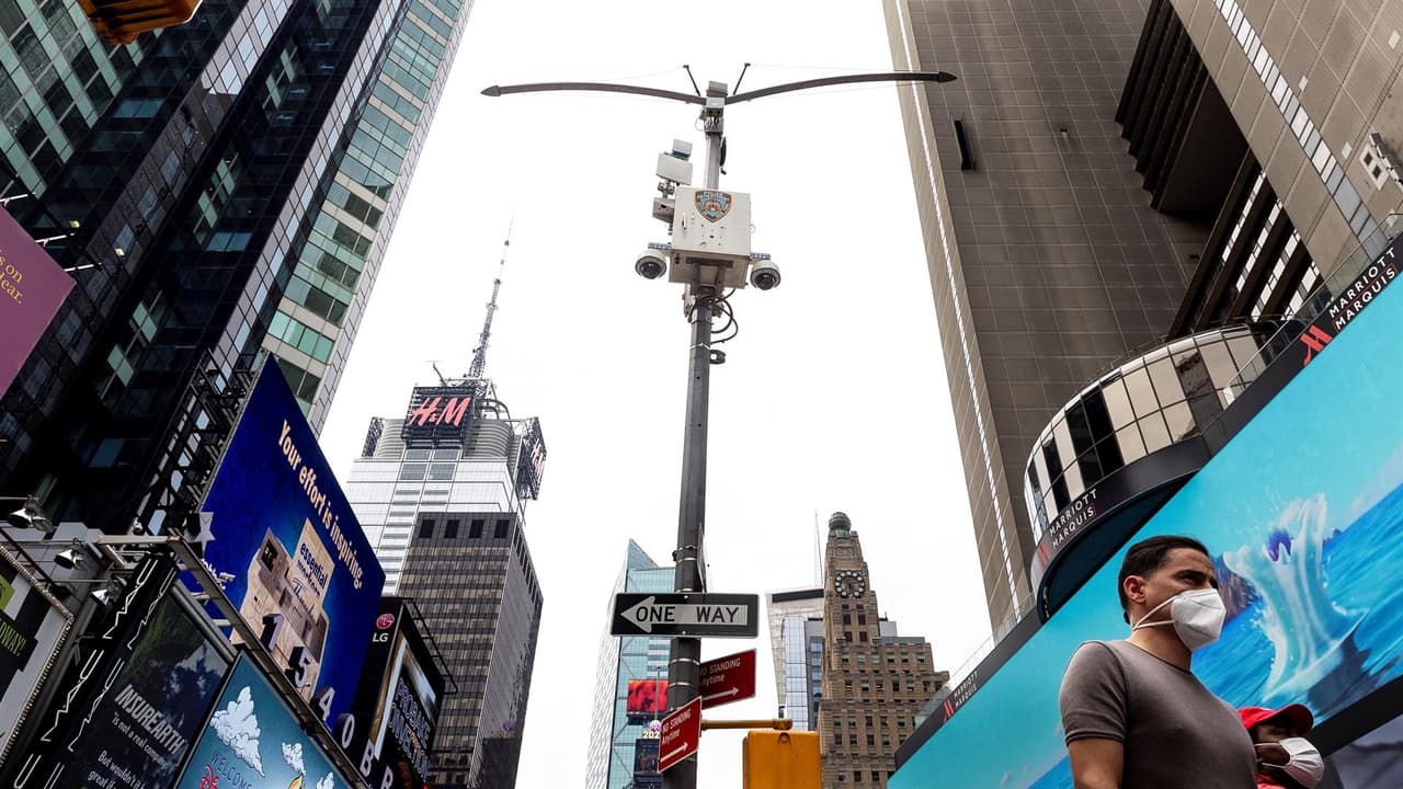 Una
<a href="https://www.amnesty.org/en/latest/news/2021/06/scale-new-york-police-facial-recognition-revealed/" target="_blank">investigación publicada por la organización Amnistía Internacional</a> revela que el Departamento de Policía de
<a href="https://www.univision.com/temas/nueva-york">Nueva York</a> (NYPD) tiene la capacidad de rastrear a las personas en Manhattan, Brooklyn y El Bronx mediante imágenes de las 15,280 cámaras de vigilancia instaladas en intersecciones de la ciudad, a través de un software de reconocimiento facial que denuncian como "invasivo y discriminatorio".
<br>
