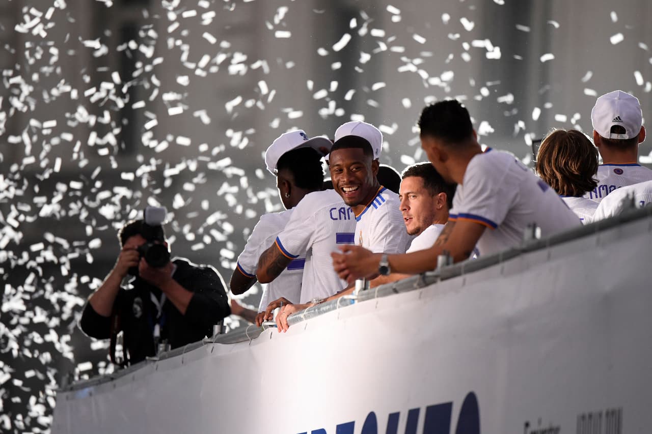 Miles de fanáticos del Real Madrid inundaron las calles de la capital española para festejar en grande el título 14 de la Champions League y el título 36 de LaLiga en un doblete histórico para la afición merengue que se coronó en Cibeles y en el Santiago Bernabéu.