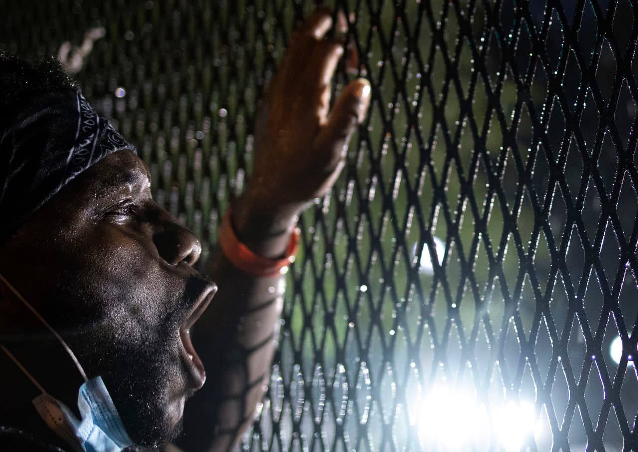 Un manifestante grita consignas hacia la Casa Blanca desde la barrera de protección colocada por el Servicio Secreto en el Parque Lafayette, el 4 de junio. A pesar de la disminución de las manifestaciones fue fortalecido aún más el perímetro de seguridad alrededor de la Casa Blanca.
<br>