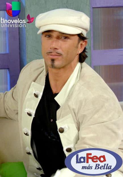 El actor hizo muy buen trabajo en 
<b>'La fea más bella'</b>, pues tuvo que someterse a un cambio de imagen radical al depilarse la ceja, cambiar su corte y color de cabello.