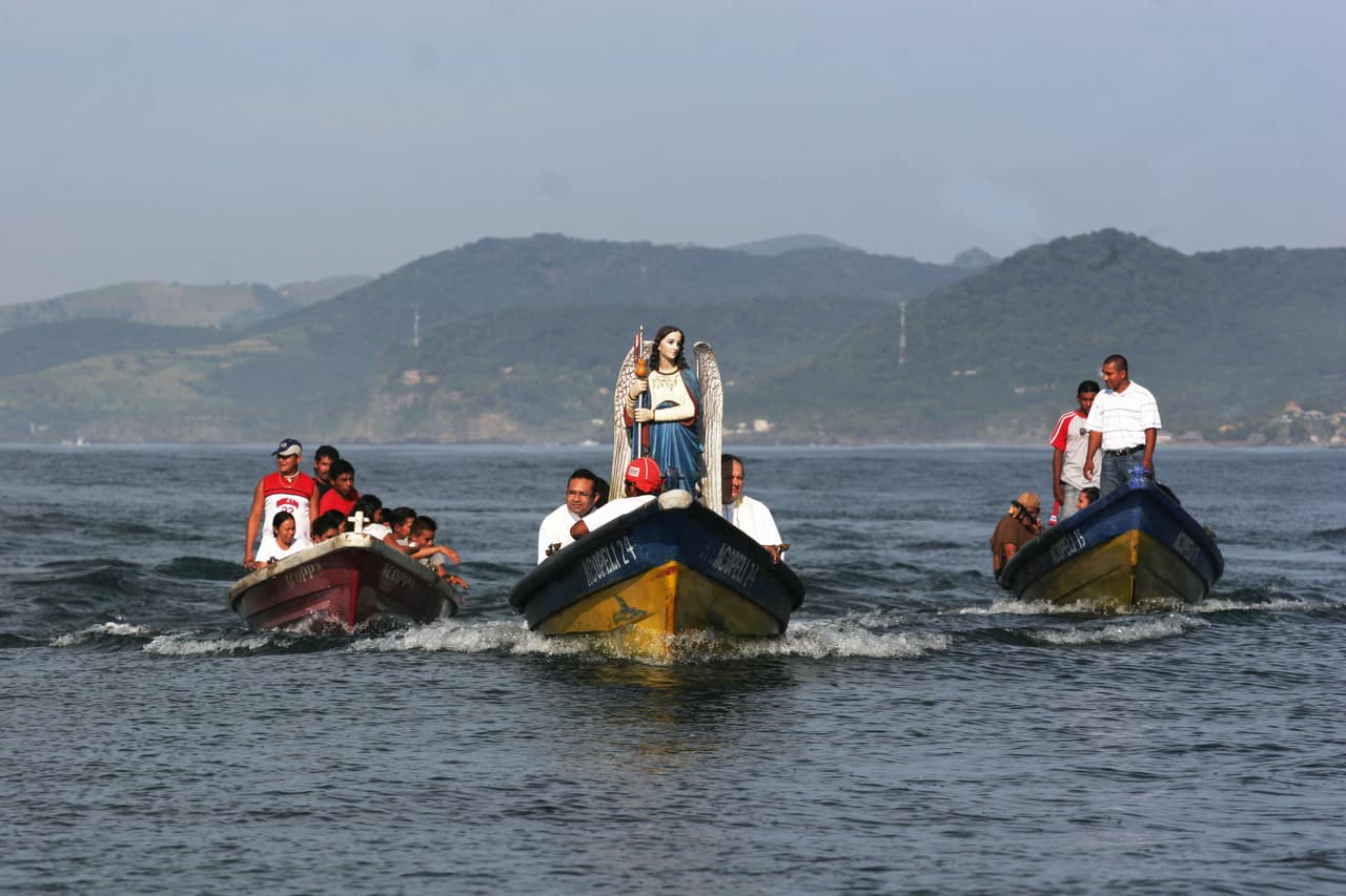 Se dice también que el Arcángel Rafael representa el poder de la vista y la visión de la Verdad. Puede ayudarnos a desarrollar nuestro tercer ojo – la visión interna, o la visión divina – y el recurso a la fuerza de la creación por la visualización. Rafael también puede mejorar nuestra concentración y la percepción extrasensorial.