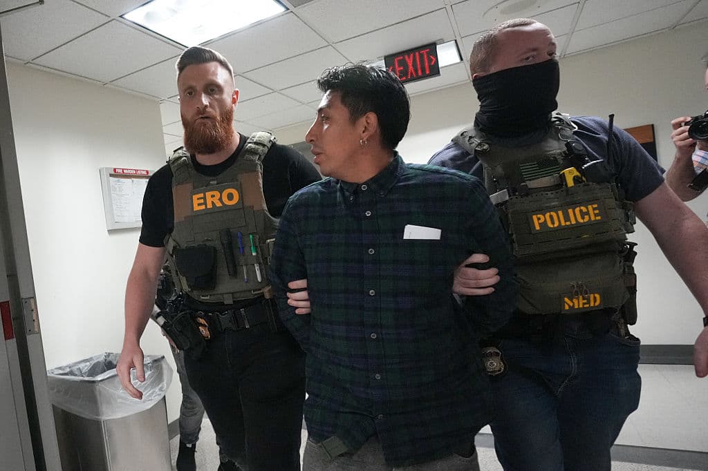 El 27 de junio de 2025, agentes de ICE detienen a un inmigrante en el Federal Plaza Courthouse en Nueva York tras su audiencia. El aumento de detenciones en 38 estados, según UC Berkeley, refleja tácticas anónimas de ICE que afectan a quienes buscan asilo. (Foto por Bryan R. SMITH/AFP via Getty Images)
<br>