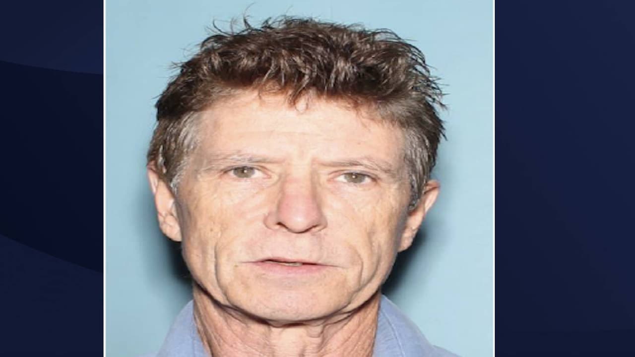 Daniel Morgan de 65 años, quien lo buscan por no registrarse como ofensor sexual y violar su libertar condicional. Morgan pesa 160 libras, mide un poco mas de 6 pies y tiene cabello y ojos color café. Llame al 480- 837-8446 si tiene información. Hay una recompensa de $2,000. 
<br>