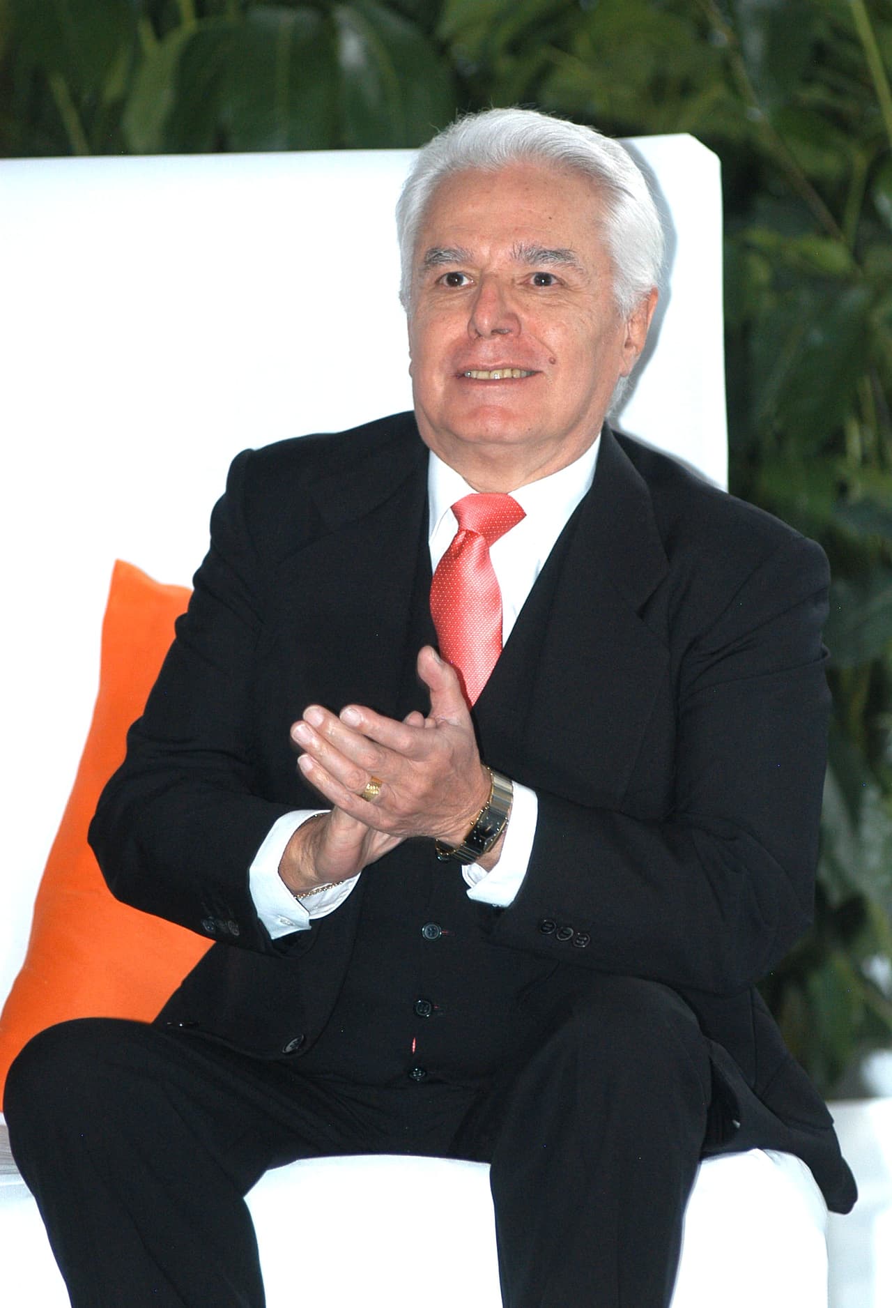 "Ese es el primero al que deberíamos 
<b>mandar a la fregada</b>. ¿Qué tiene que andar hablando ese señor de esas cosas? Son 
<b>sus relaciones íntimas con Frida</b>", dijo Enrique Guzmán al programa mexicano 
<b><a href="https://www.youtube.com/watch?v=a1lHrzjnaS4&amp=&t=94s" target="_blank">Ventaneando</a></b>.