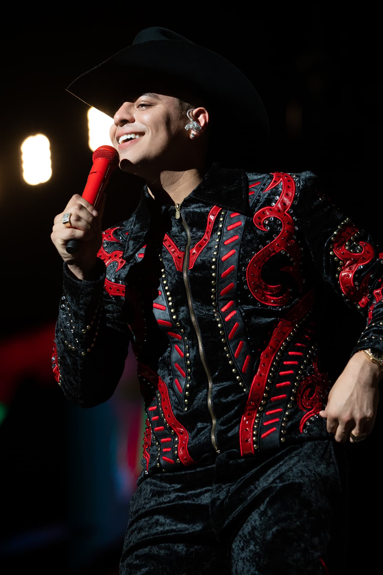 Eduin Oswaldo Parra Cázares, el nombre verdadero de Eduin Caz, vocalista de Grupo Firme, fue elegido este año para ser conductor de 
<u><b><a href="https://www.univision.com/shows/premios-juventud" target="_blank">Premios Juventud 2022</a></b></u>.