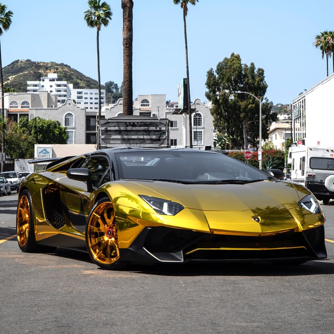 La personalidad extravagante y extrovertida del cantante Chris Brown queda confirmada después de ver el recubrimiento (wrap) dorado que mandó a instalar sobre su Lamborghini Aventador Superveloce Roadster.