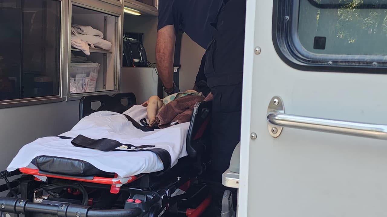 Al llegar los paramédicos y las autoridades, la menor fue atendida en el lugar, se confirmó que tenía el fémur roto.