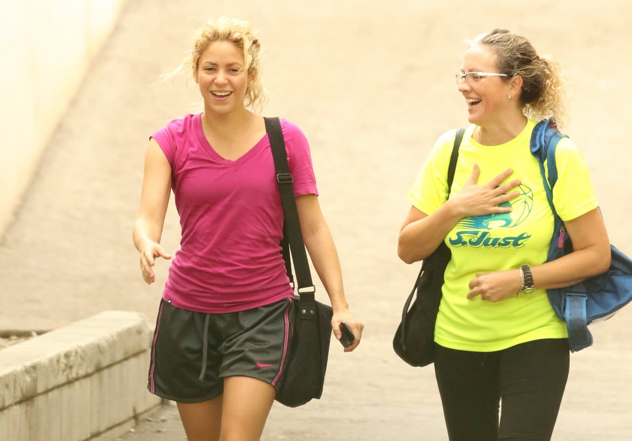 Shakira con una amiga jugando basketball en Barcelona. La sexy cantante se mantiene en forma practicando este deporte cada mañana.