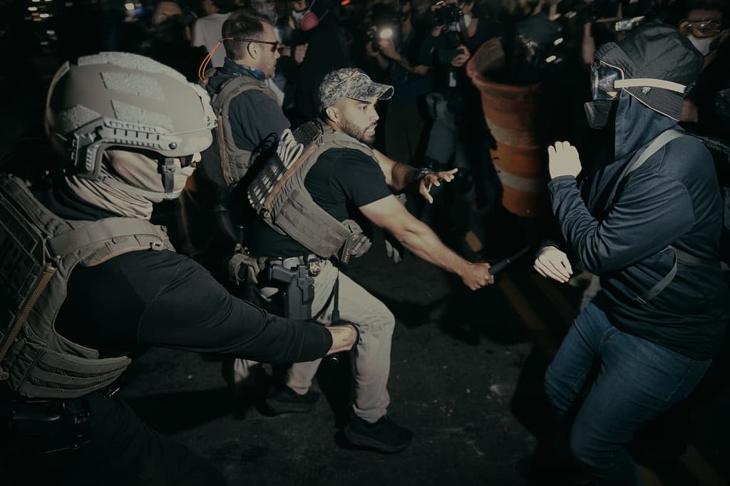 El Departamento de Seguridad Nacional (DHS) niega que exista una huelga de hambre o malas condiciones en el centro. Sin embargo, el congresista Adriano Espaillat, quien visitó el Delaney Hall el miércoles, 27 de mayo, durante el día, al salir afirmó que los inmigrantes detenidos se niegan a comer en condiciones "inhumanas".