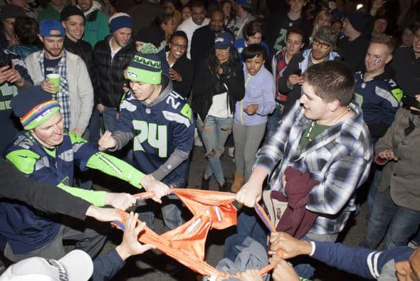 En Seattle, los fanáticos de los Seahawks estallan de felicidad.