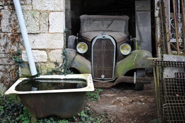 Entre los 60 autos de colección hay modelos exclusivos de marcas como Ferrari, Maserati, Porsche y Jaguar. Los autos fueron comprados entre las décadas de 1950 y 1970 por el empresario del transporte Roger Baillon, quien soñaba con restaurar su antigua colección y mostrarla en un museo. Llegó a reunir más de 100 autos pero su empresa empezó a decaer y tuvo que vender la mitad. Tras su muerte todo quedó para su hijo Jacques, quien falleció el año pasado. Los siguientes herederos, los nietos de Baillon, descubrieron el tesoro cuando fueron hasta la granja para ver su estado con intenciones de ponerla a la venta.