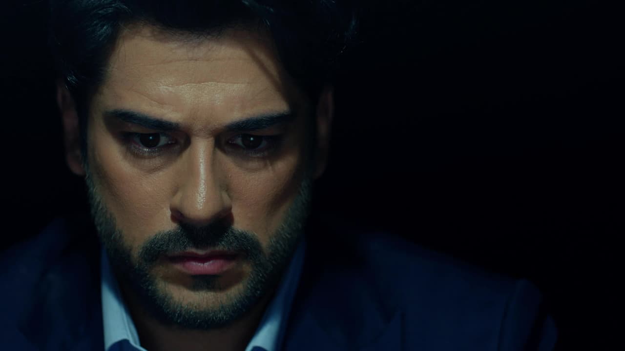 Luego de la muerte de 
<b>Ozan</b> y la pelea entre 
<b>Kemal</b> y 
<b>Emir</b>, donde éste quedó gravemente herido, la vida de los protagonistas de 
<b><a href="https://www.univision.com/shows/amor-eterno" target="_blank">Amor Eterno</a> </b>tomó un rumbo dramático. Visiblemente afectado por el altercado con Emir, Kemal se negó a declarar ante las autoridades.
