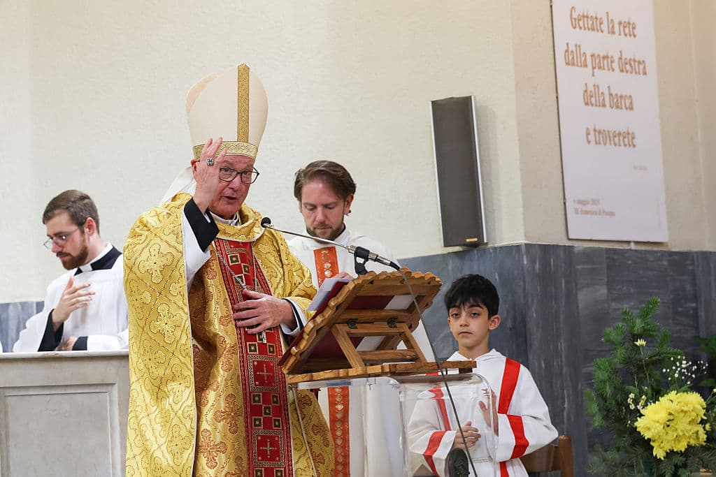 No es la primera vez que el cardenal y
<b><a href="https://www.univision.com/noticias/dolan-oficio-como-arzobispo-de-ny" target="_blank">arzobispo de Nueva York, Timothy Dolan</a></b>, participa en el cónclave para elegir al nuevo papa y su nombre se menciona como uno de los favoritos.