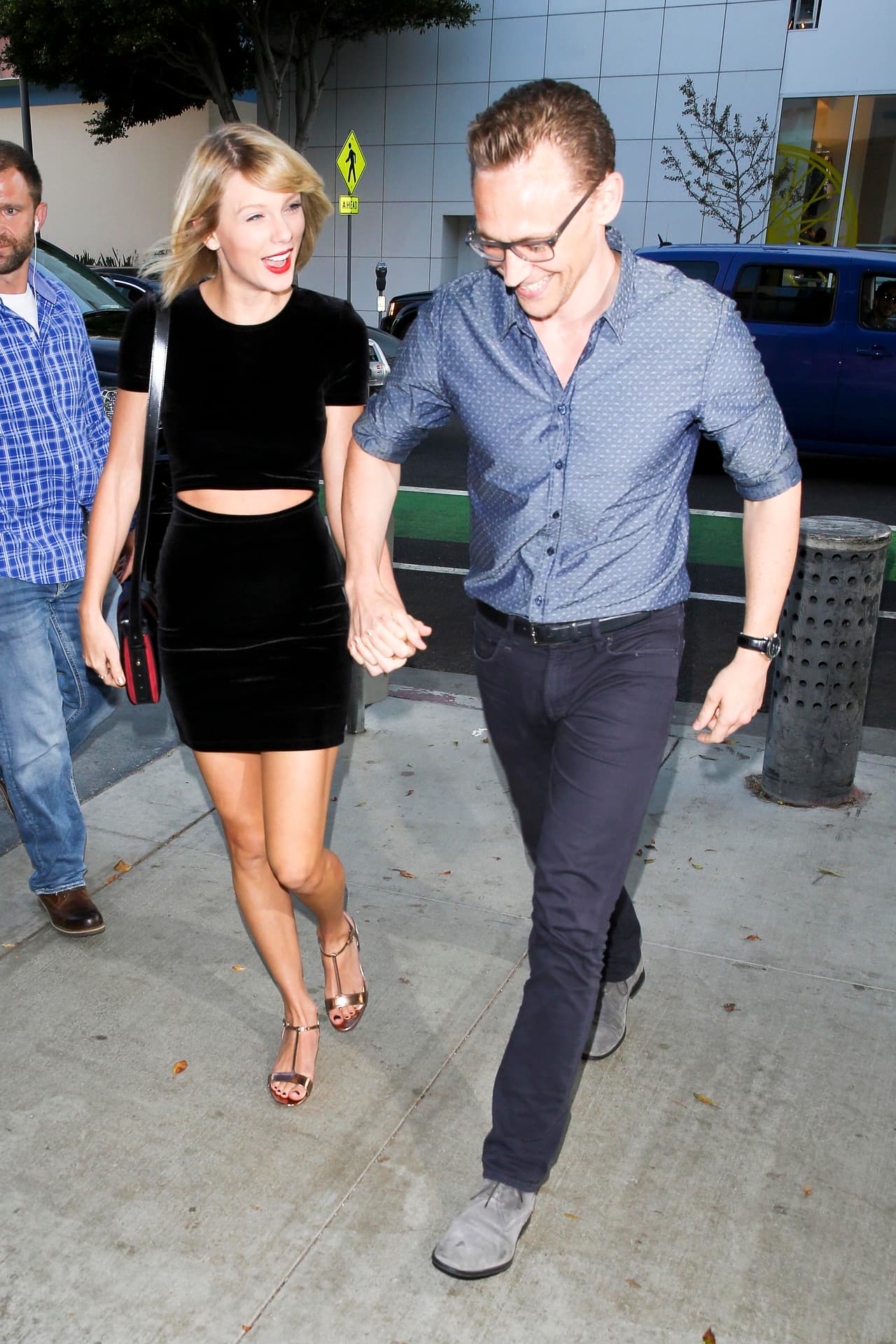 Y el actor de 'Avengers' y 'Crimson Peak', con su usual estilo, de azul y sus zapatos consentidos.