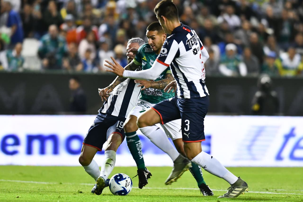 Luis Montes se lució con doblete en la goleada de 3-1 sobre el campeón Monterrey que alaga su racha a cinco jornadas sin triunfo.
